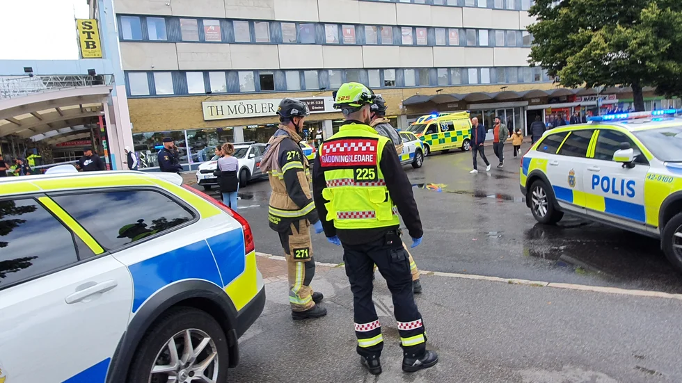 Mycket folk samlades vid Skäggetorp centrum.