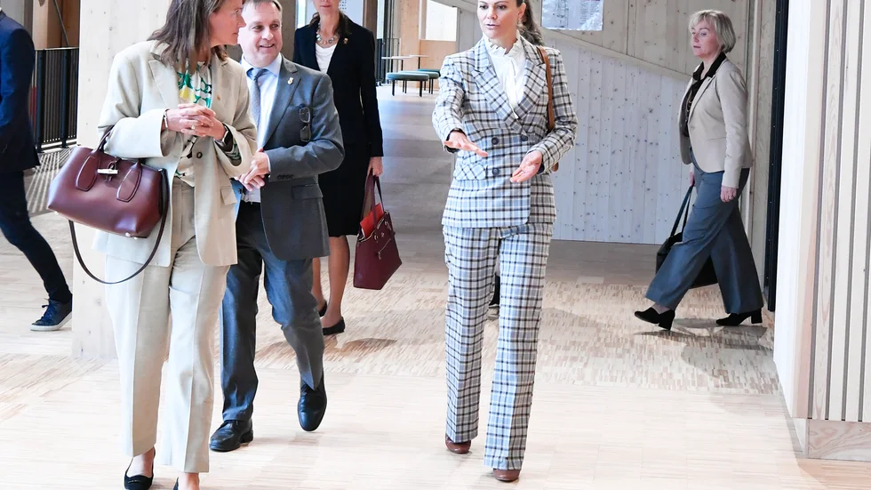 Kronprinsessan Victoria på besök på Sara kulturhus i Skellefteå i höstas tillsammans med kommundirektören Kristina Sundin Jonsson och kommunalrådet Lorents Burman.