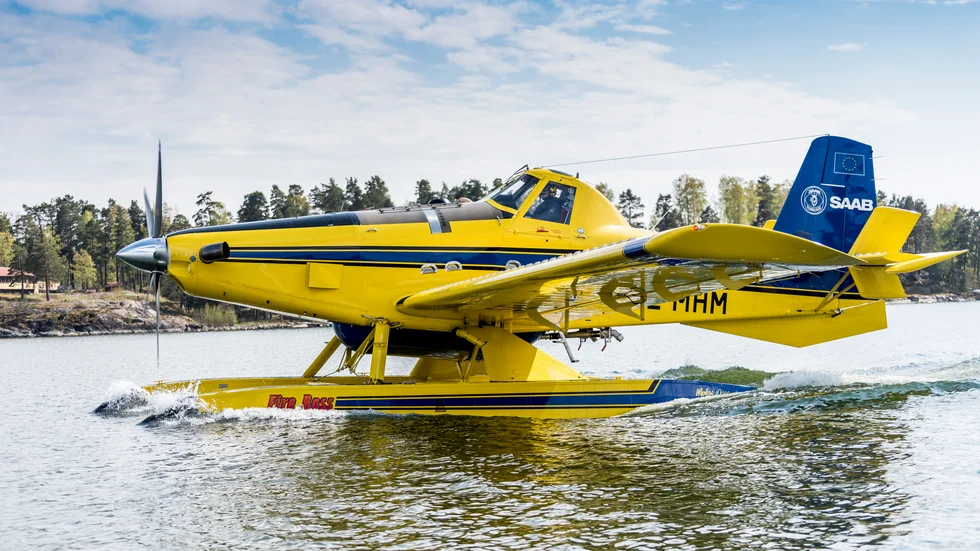 Saab tillhandahåller fyra brandbekämpningsflygplan av typen AT-802F Fire Boss för Myndigheten för samhällsskydd och beredskap. I somras övade några av planen i sjön Glan utanför Norrköping (bilden är tagen vid ett annat tillfälle).