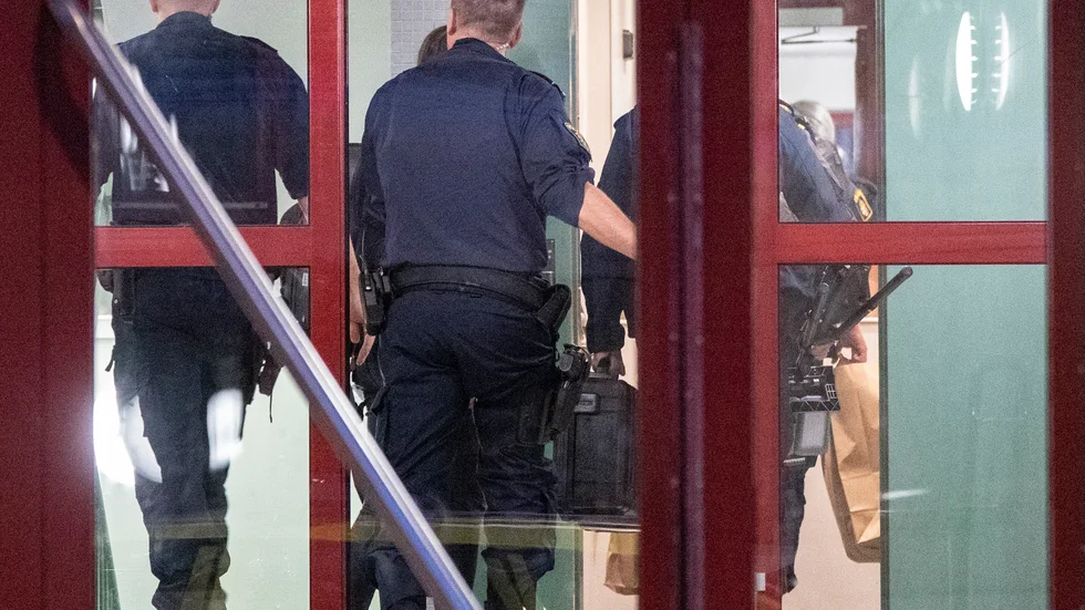 Polis och kriminaltekniker på plats i ett flerfamiljshus i centrala Malmö där två döda personer upptäcktes. Arkivbild.