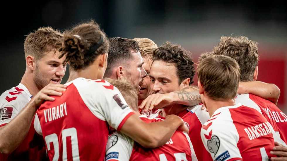 Danmark firar ett av målen i VM-kvalmatchen hemma mot Skottland.