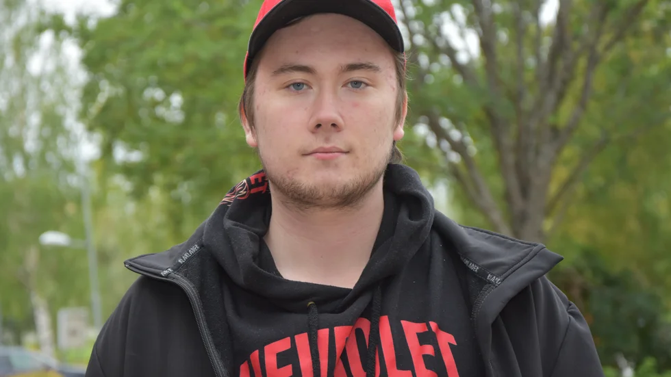 Simon Enberg, 17, bor i Brännberg, men var tvungen att flytta till Boden när busslinjen drogs in.