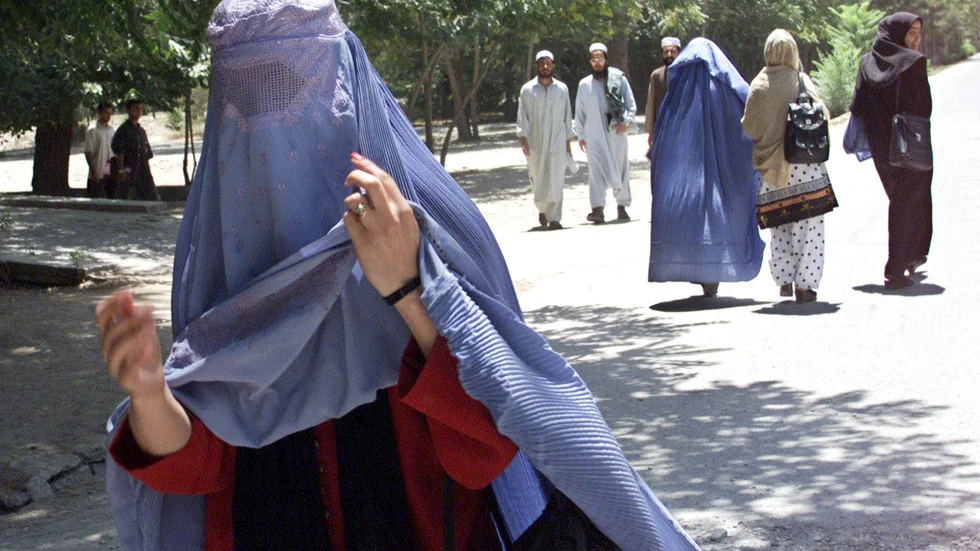 En kvinnlig student på Kabuls universitet 2002. Många bar då fortfarande burka, trots att talibanstyret hade störtats året innan. Arkivbild.