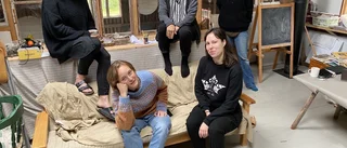 De vill dela Hållnäs kreativa lugn med andra konstnärer