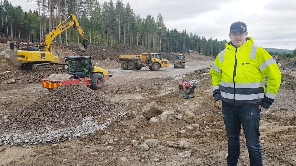 Vägbygget mellan Vitsand och Svensbyn går snabbare än väntat. "Gång- och cykelvägen ligger exempelvis en månad tidigare än planen", enligt projektchef Erik Modig.