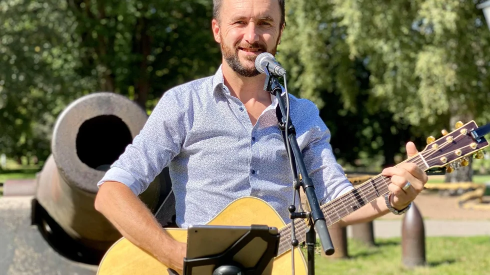 Ola Palmqvist bidrog med sång och musik under sommarfesten i Bruksparken.