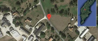 Olja på vägen stör trafiken på väg 584