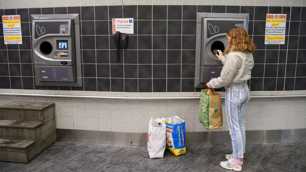 Många väljer att skänka bort pantpengarna ute på de svenska returstationerna. Det skriver debattören i sin artikel. 