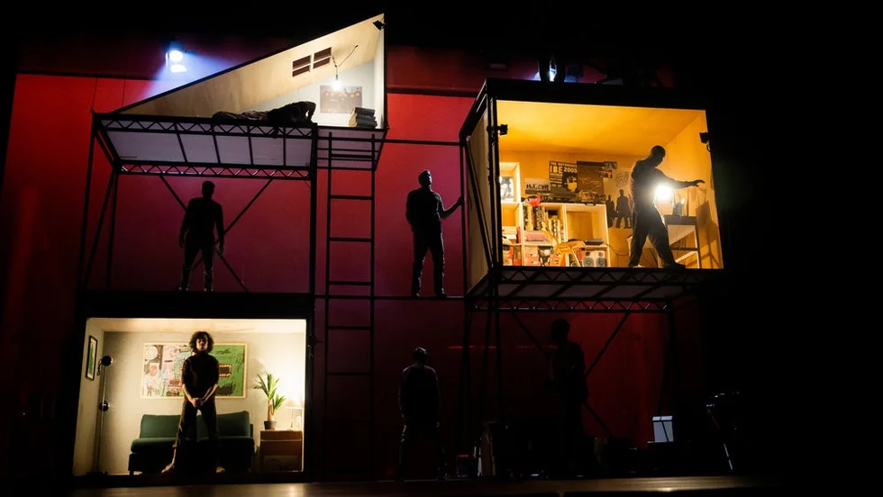 Danskompaniet The Ruggeds föreställning ”Between us” är en koreografi byggd på scenkonstens berättande, breakdansens element och showdansens strukturer. 