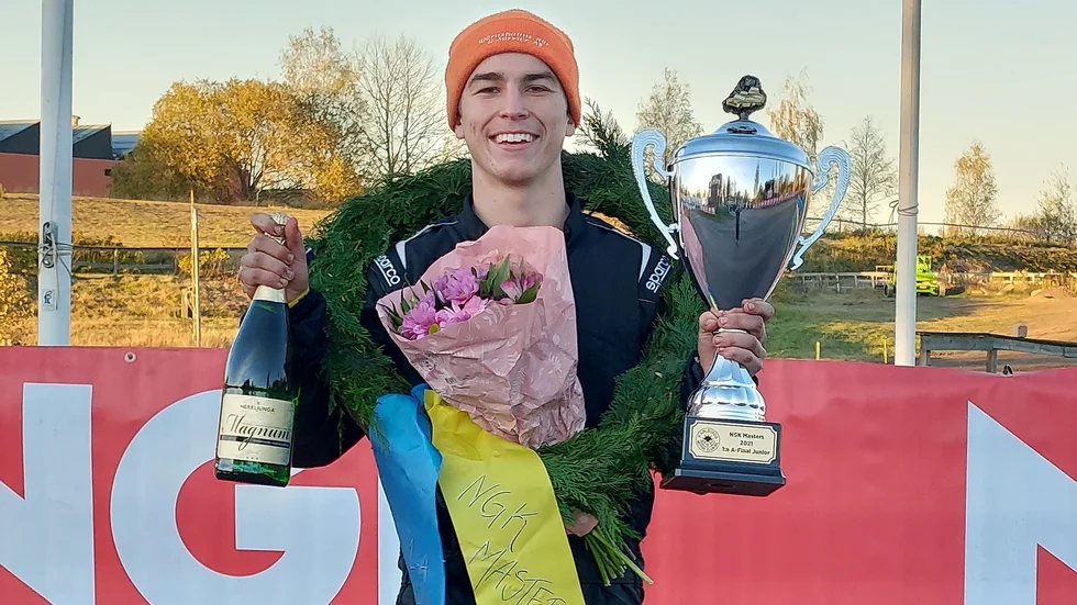 Isac Torlamb har all anledning att vara glad sedan han vunnit juniorklassen NGK Masters.