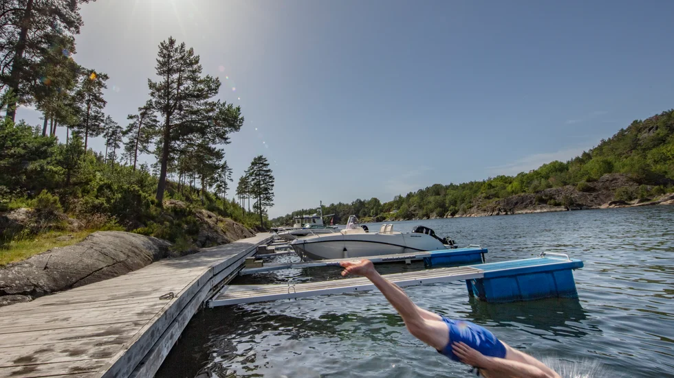 Bad och förtöjningsplats för fritidsbåtar och kajaker inte skäl nog att ge dispens från strandskyddet.