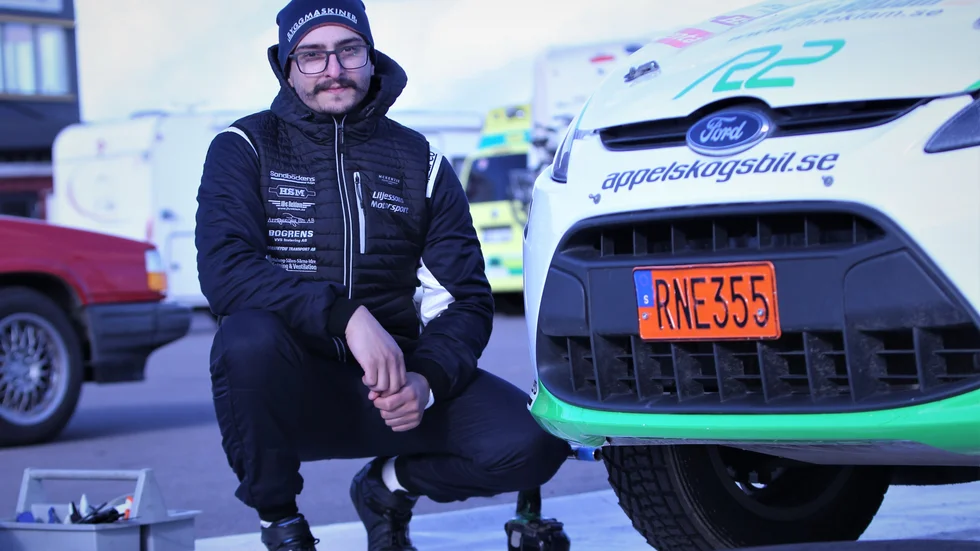 "För mig är det årets tävling. Det är den här tävlingen jag måste åka. Den sista tävlingen jag åker i min karriär ska vara här", säger Victor Liljesson bredvid sin fabriksbyggda Ford.