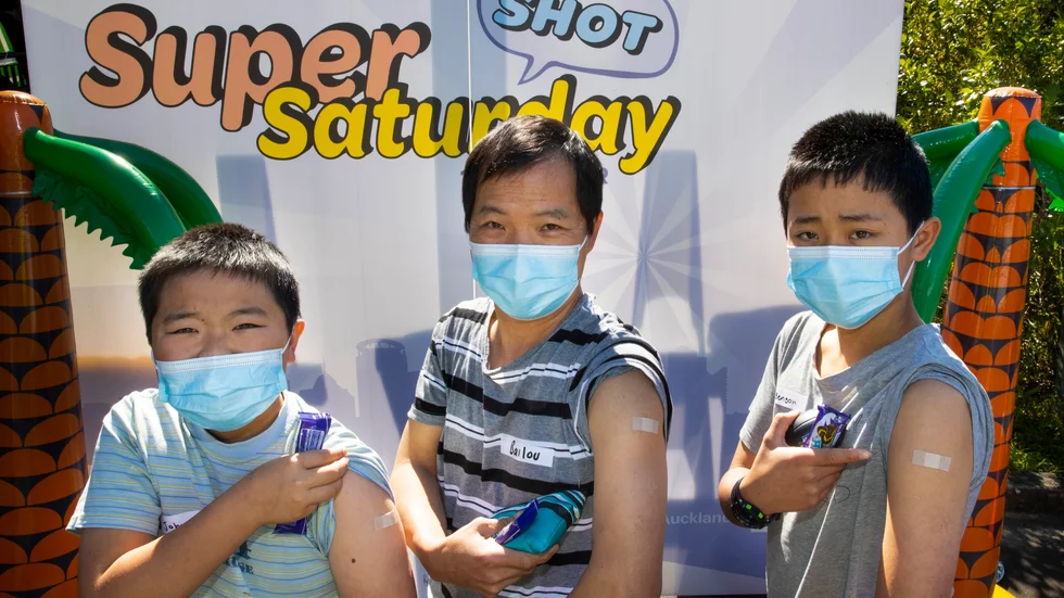 Tre av de över 120|000 nyzeeländare som vaccinerade sig på lördagen.