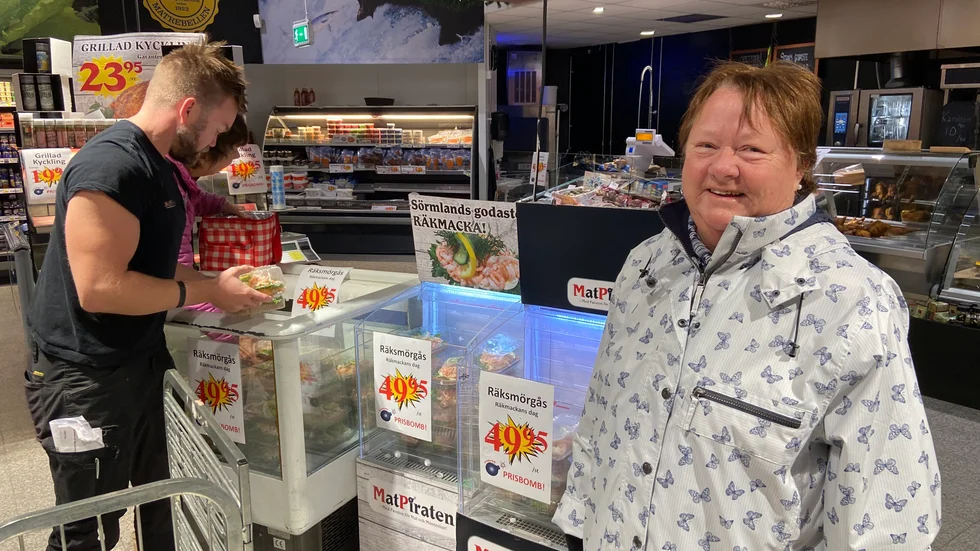 Renée Johansson tycker den klassiska räkmackan är god, men skulle gärna se mer experimenterande med majonnäsen. I bakgrunden syns Matpiratens butikschef Mio Svahn. 