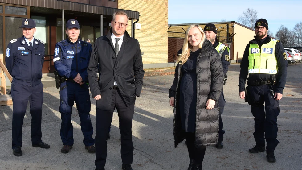 Mikael Damberg och Maria Ohisalo är överens om att samarbete är rätt väg att gå. Innan de undertecknade avtalet i Torneå hade de ett möte vid polisstationen i Haparanda.