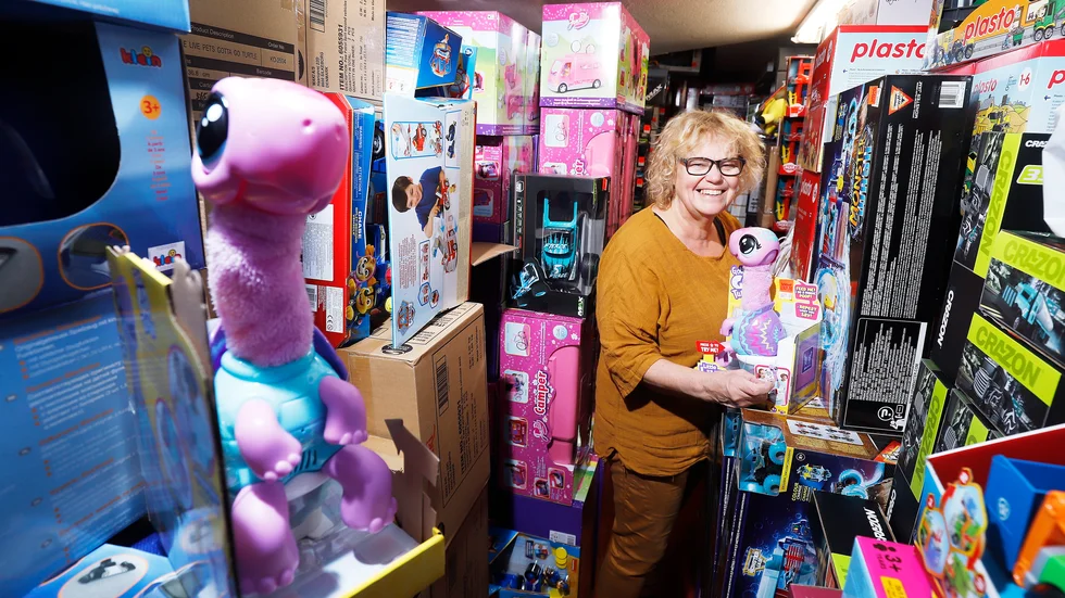 Leksakshandlaren Anneli Carlsson Luhanko, på Leklust i Eskilstuna, började beställa hem varor till årets julklappshandel redan i mars. "Vi var extremt tidiga i år och har beställt extra mycket."