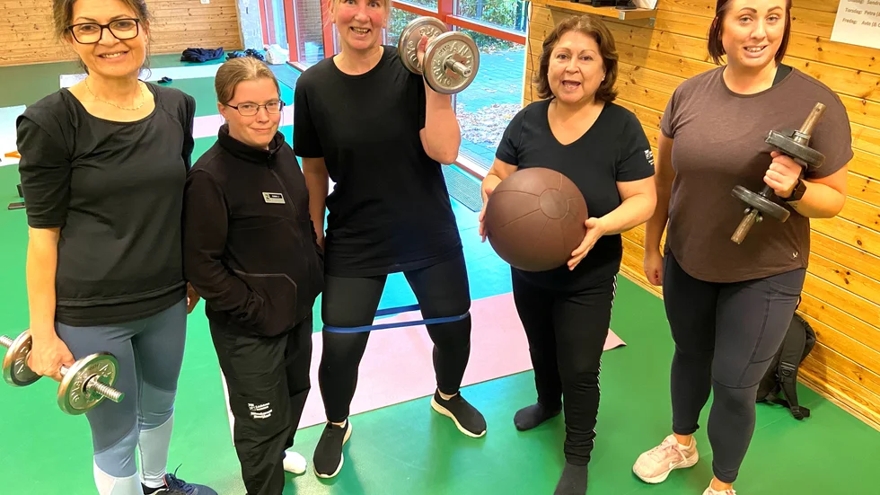 Arasteh Mirsepassi, Emma Jonasson, Jeanette Persson, Natacha Adasme och Veronica Eklöf i hemtjänsten Kloster svettas och skrattar på träningspasset. "Vi blir starkare och gladare, och kan gå hem med gott samvete efter arbetsdagen, när träningen redan är avklarad. Men man blir motiverad att röra på sig mer på fritiden också."