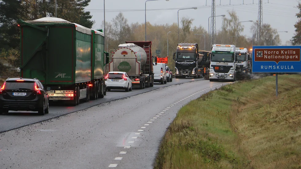 Stundtals kan det vara lite trångt på vägen medan asfalteringsarbetet pågår. Och den här etappen pågår veckan ut.