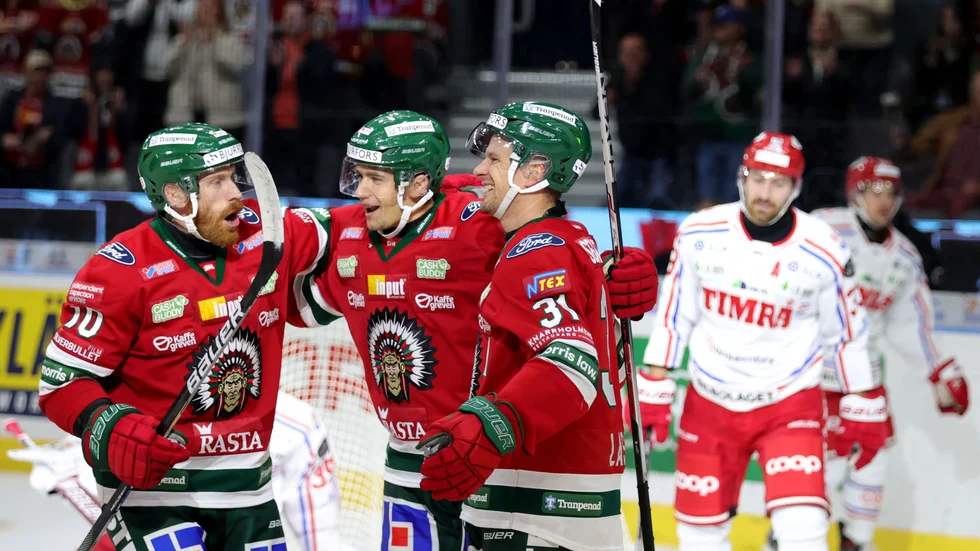 Linus Nässén, i mitten, gratuleras av Jens Olsson, till vänster, och Nicklas Lasu efter sitt andra mål i 4–2-segern över Timrå.