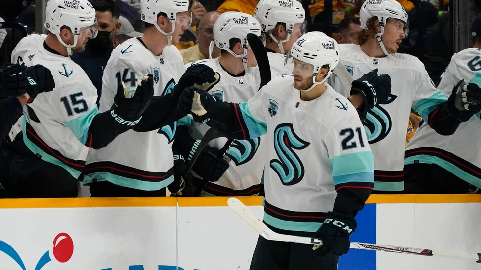 Seattles center Alex Wennberg (21) gratuleras efter målet.