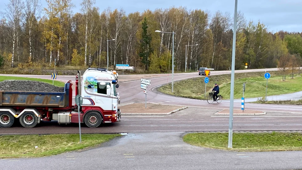 Breda körfält inbjuder till hög hastighet i korsningen med Österleden där även cyklar ska passera. Nu byggs en ordentlig cykelöverfart här.