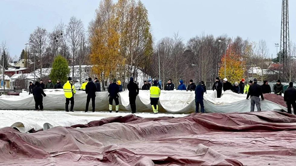 Ett 50-tal personer har inlett resningen av fotbollshallen. 