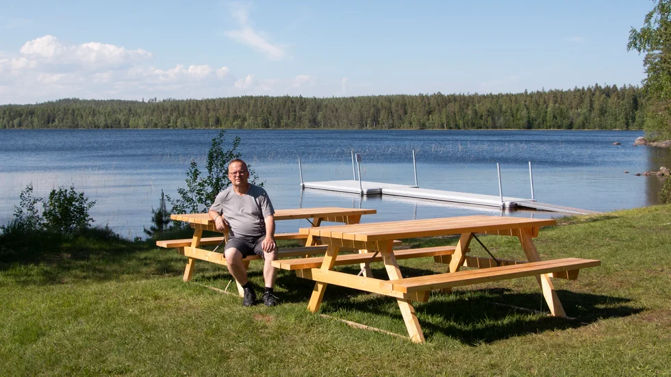 När Anders Lundgren sonderade intresset för att bidra till en ny brygga till Harrträskets badplats slöt både kommunen och lokala företag och näringsidkare upp. Förutom en ny brygga har man nu även kunnat köpa in bänkar och säkra driften av badplatsen i Norrfjärden.