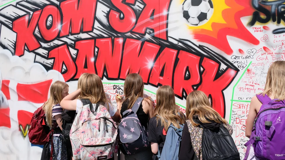 Skolbarn från Hareskov skole i Værløse besöker supporterområdet på Ofelia Plads och skriver på hälsningsväggen till landslagsspelaren Christian Eriksen, som drabbades av hjärtstillestånd under lördagens EM-match mot Finland på Parken.