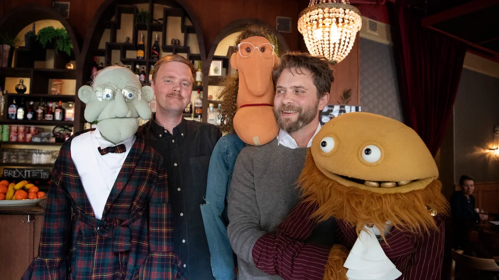 Petter Lennstrand (th) och Björn Carlberg med dockorna Ulf af Utterman, Birgitta och Allram Eest. Arkivbild.