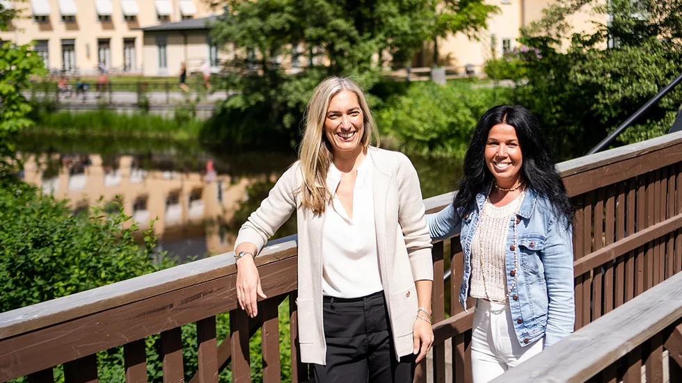 "Det är sällan det byggs bostäder med alla de kvaliteter som Luthagen Strand har", säger Ulrika Lööf på Riksmäklaren i Uppsala (t.v.). Anette Olsson, inredare på HSB, menar att det är en dröm att få jobba med stilen och inredningsvalen i den nya bostadsrättsföreningen.