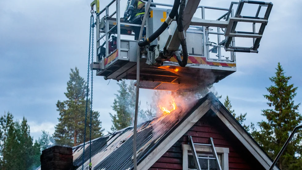 En tvåplansvilla i Roknäs totalförstördes i en brand sent på onsdagskvällen.
