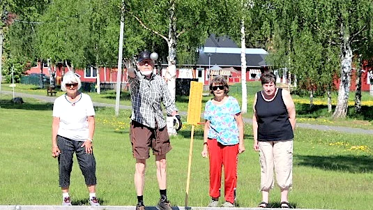 Erling Lindskog, en av föreningens flitiga boulespelare, har precis kastat klotet, allt medan Inga, Maj-Britt och Yvonne väntar på sin tur. 