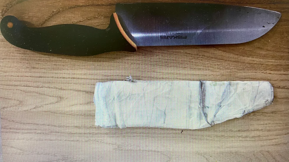 40-åringen, som försökte fly, hade kniv på sig för att skydda sig.