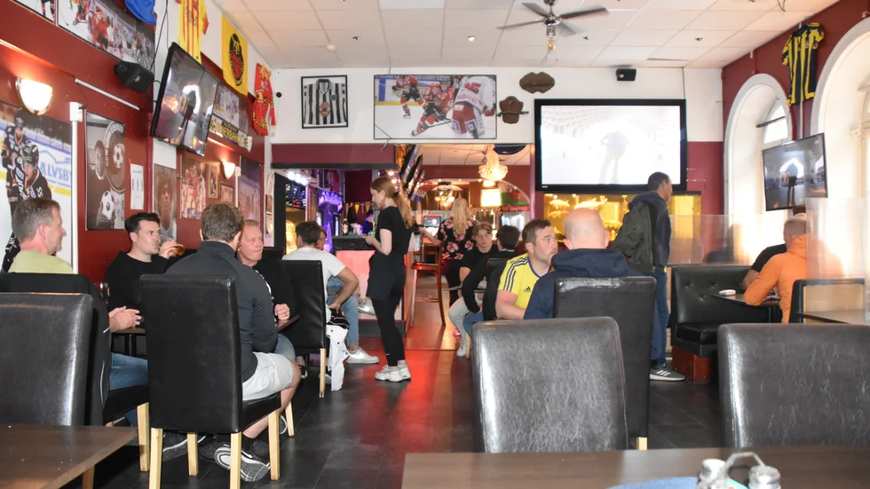 Folk från olika delar av landet och världen samlades på The Corner för att se matchen.