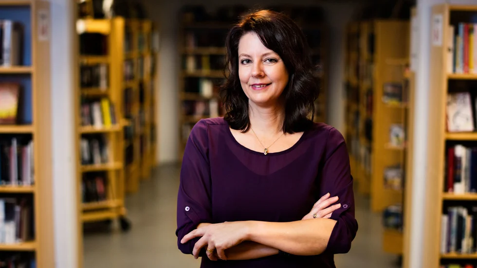 Sofie Axelzon från Strängnäs bokdebuterar nu med ”Bokbussen kommer vid midnatt” som har Biblioteksupproret i Ramsberg 2016 som utgångspunkt. Axelzon har tidigare jobbat deltid på Strängnäs bibliotek och älskar böcker.