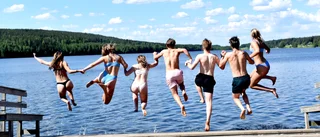 Bildreportage · Glada premiärbadare plumsar i vattnet: ”Äntligen är det sommar på riktigt”