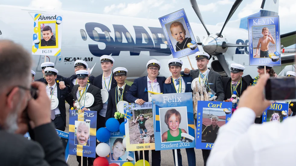 Studenterna i klass FG18 på flygteknikprogrammet sprang ut från flyghangaren på Skavsta, utanför Nyköping.