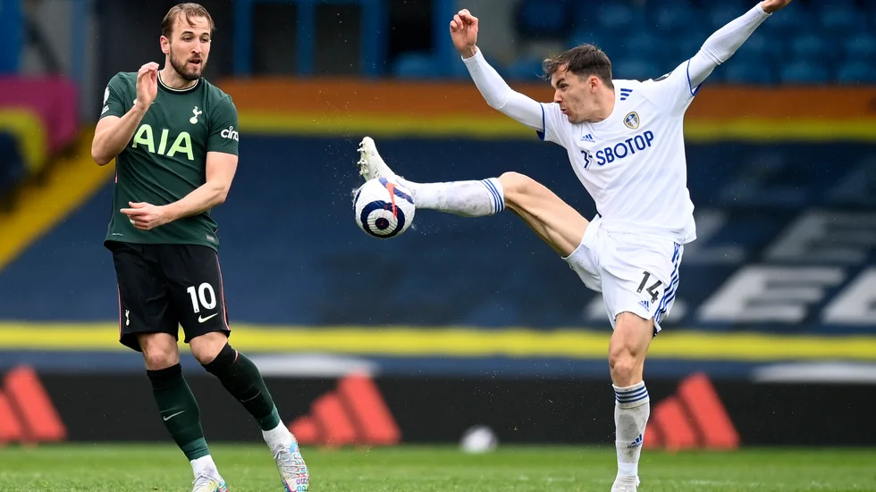 Diego Llorente, höger, tas ur karantän. Arkivbild.