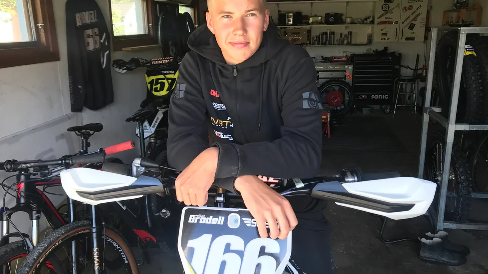 Elliot Brodell har sitt garage på Mossen och härifrån har han tagit bussen till träningar i bland annat Motala och Vadstena. På söndag kör han nu första deltävlingen i ungdoms-SM för säsongen, på sandbanan i Kristianstad.
