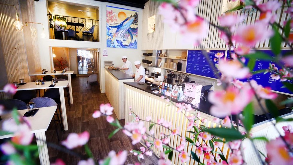"Min pappa är konstnär och målar tavlor, den här på väggen är som inflyttningspresent till restaurangen", säger Ankhbayar Lkhagvasuren, som driver Sushi wave och även är kock där.