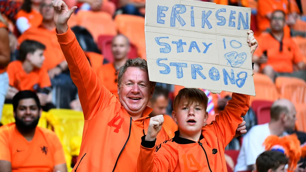 Nederländska supportrar stöttar Danmarks Christian Eriksen innan söndagens match mellan Nederländerna och Ukraina.
