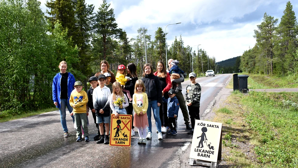 Familjer som bor längs Paksuniemivägen utanför Jukkasjärvi vill ha en gång- och cykelbana i byn. Hastigheten på vägen är 80 kilometer i timmen och de fruktar att en allvarlig olycka kommer att ske. 