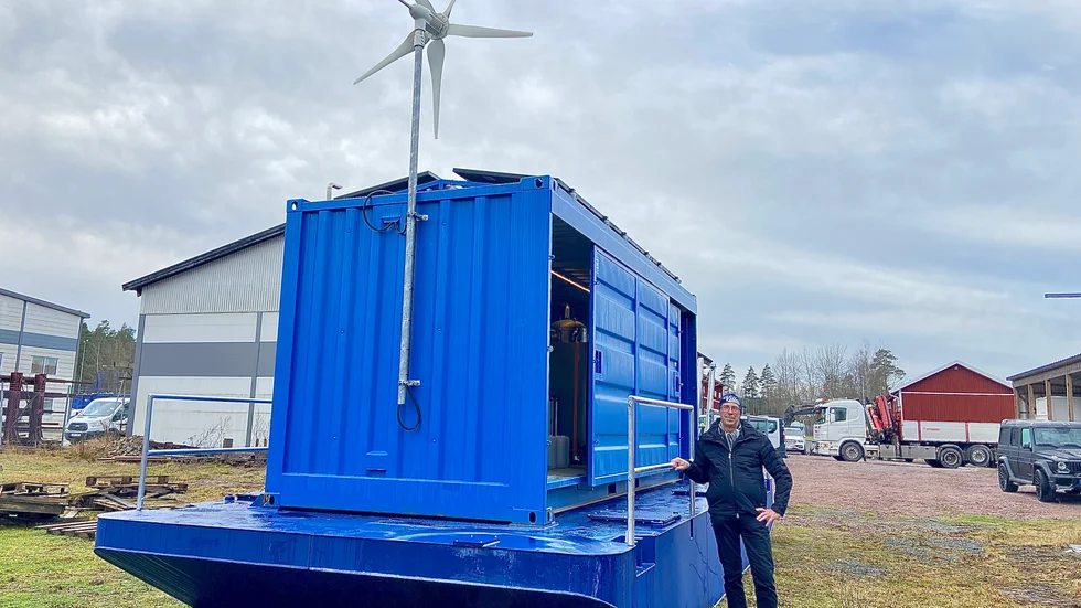 Ulf Hagström, vd Ecomb ocean recykle, tittar till flotten när de sista arbetena görs på Arnö industriområde.