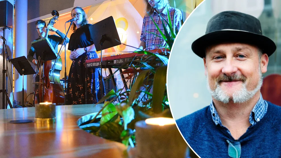Centrumledare Tobias Ahlstedt ser fram emot den stundande krogkulturskvällen, när 22 artister spelar på Västerviks krogar. Det blir allt från vispop till jazz och rock, och kvällen avslutas med en efterfest. I bakgrunden en bild från krogkultur 2019.