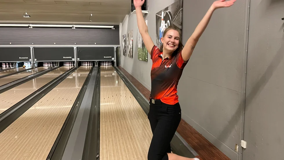 Tilde Eliasson i BK Eva röda matchtröja. Nyligen gjorde Stångaprodukten elitseriedebut och i sin andra match var hon poängbäst i sitt lag.