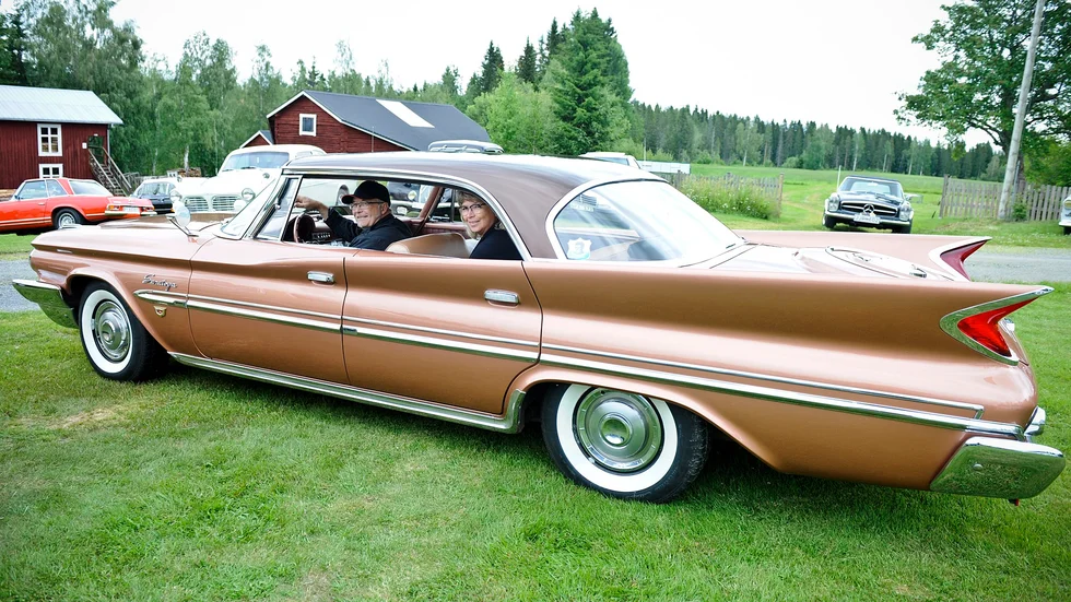 Per-Olov och Elisabeth Nilsson på väg ut i Byarundan med sin Chrysler Saratoga från 1960.