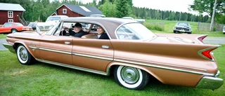 Gamla bilar rullade runt byarna