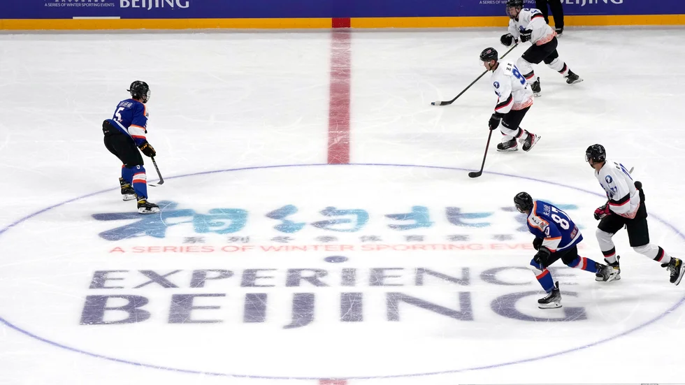 En match under OS-testet av hockeyarenorna i Peking. Arkivbild.