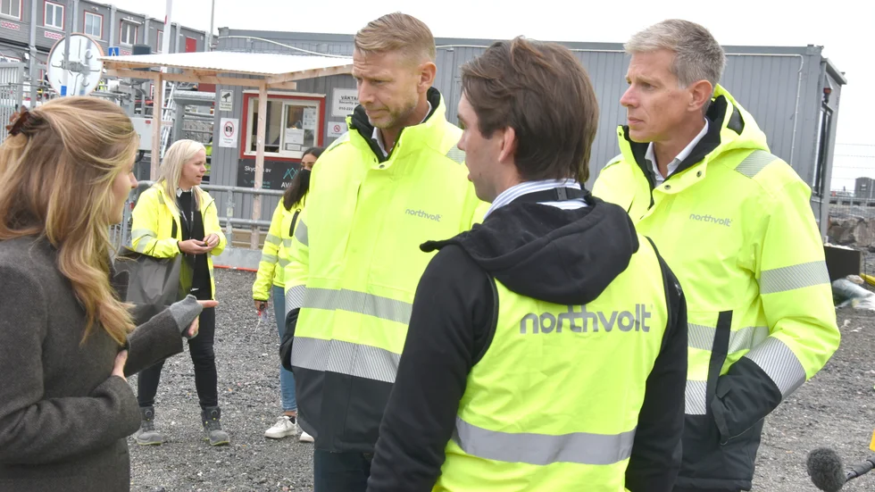 Fredrik Hedlund, vd för Northvolt Ett, står tillsammans med koncern-vd:n Peter Carlsson och Anders Thor, ansvarig för samhällsrelationer, vid kronprinsessans besök på Northvolt tidigare i höst.