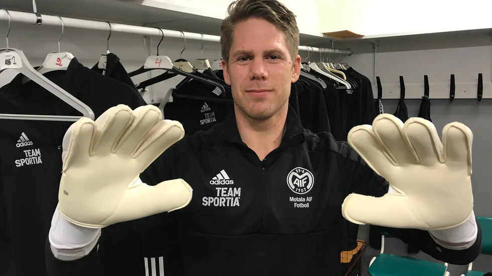 Andreas Carlström, Motala AIF:s målvakt, har flera frakturer i handen och blir borta från spel till sommaren. Rickard Göthberg går nu upp som andremålvakt bakom David Ahlberg.